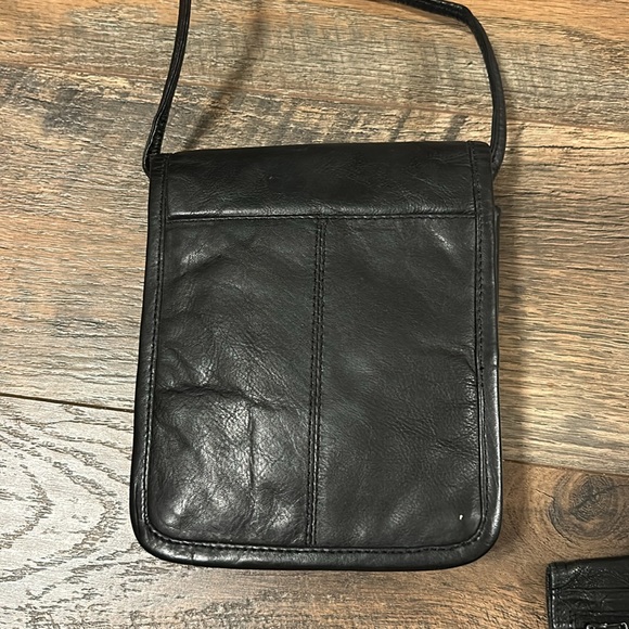 Wilson’s Leather Vintage Small Flap Crossbody and leather wallet - Picture 3 of 10